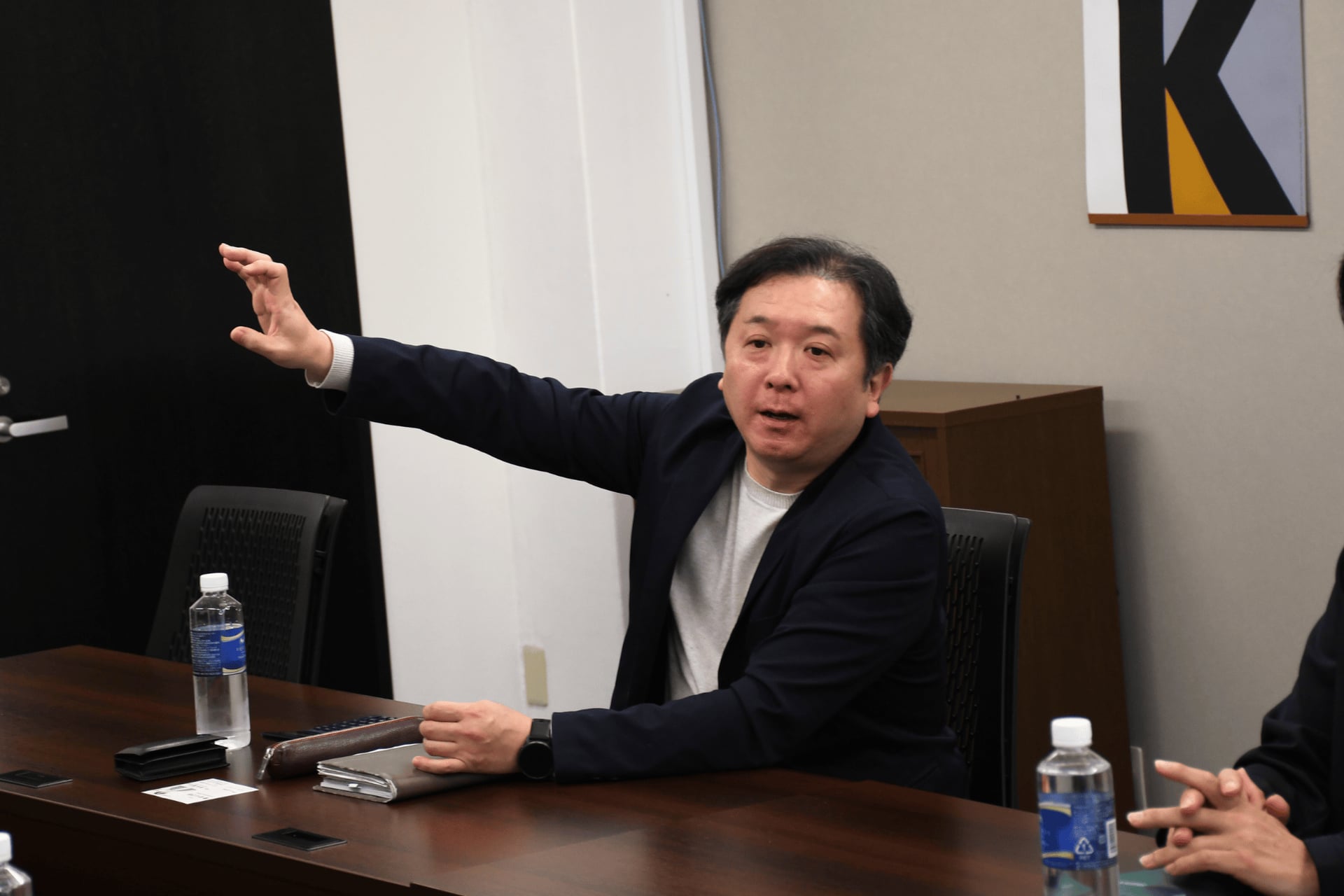株式会社GHP 青砥様が現場の状況を説明する様子