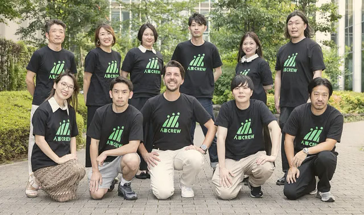 人事CREWのTシャツを着たTECH CREWのメンバー